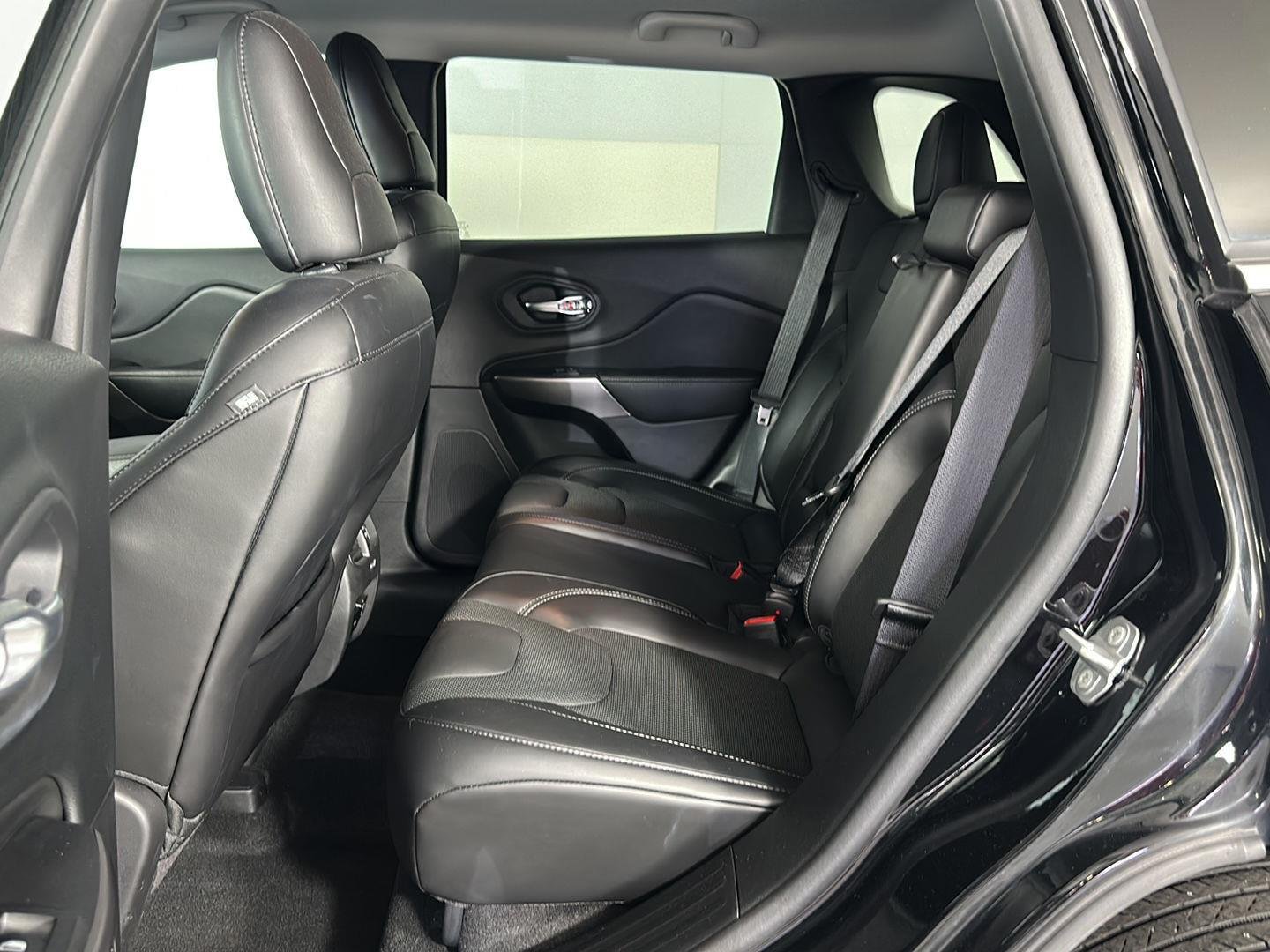 Used 2019 Diamond Black Crystal Pearlcoat Jeep Limited image 24