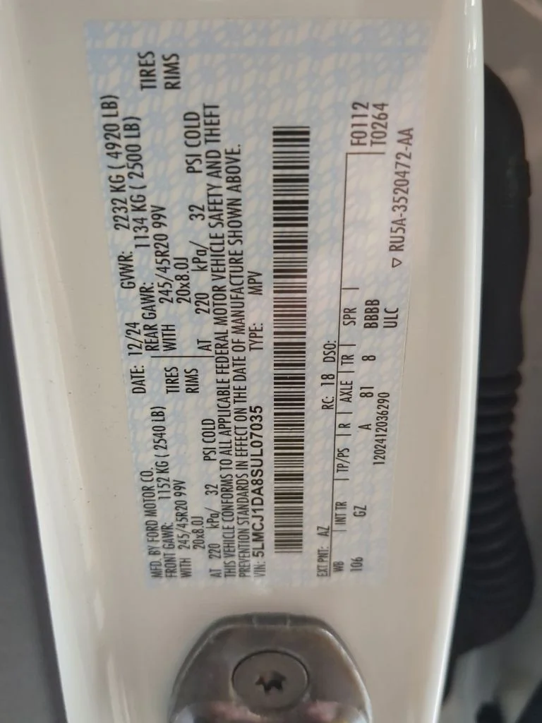 Used 2025 White Metallic Lincoln Premiere image 18