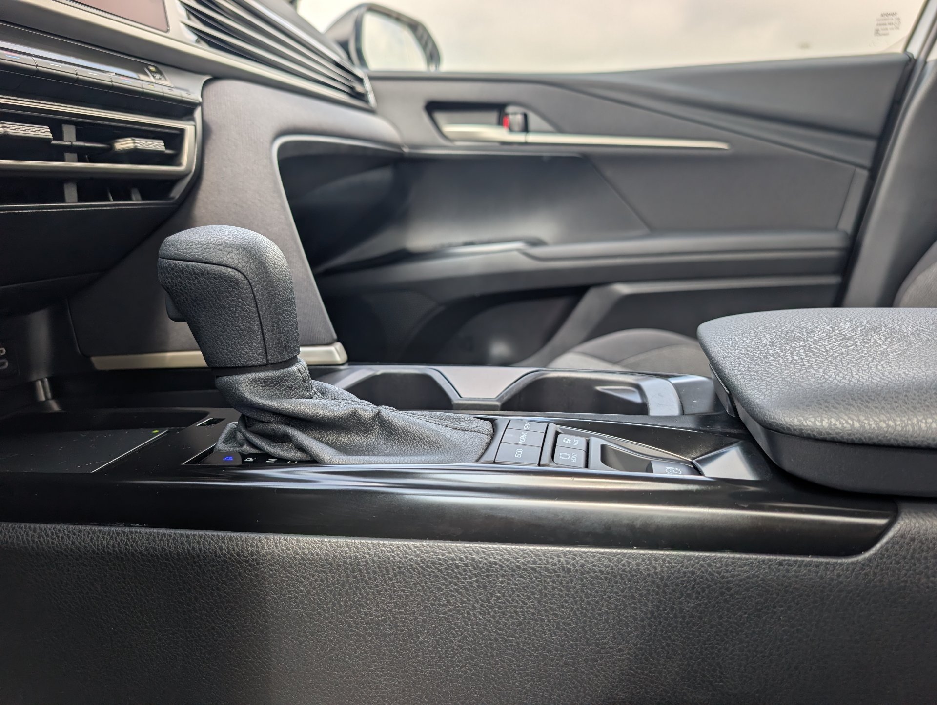 2025 Toyota Camry LE - Photo 19
