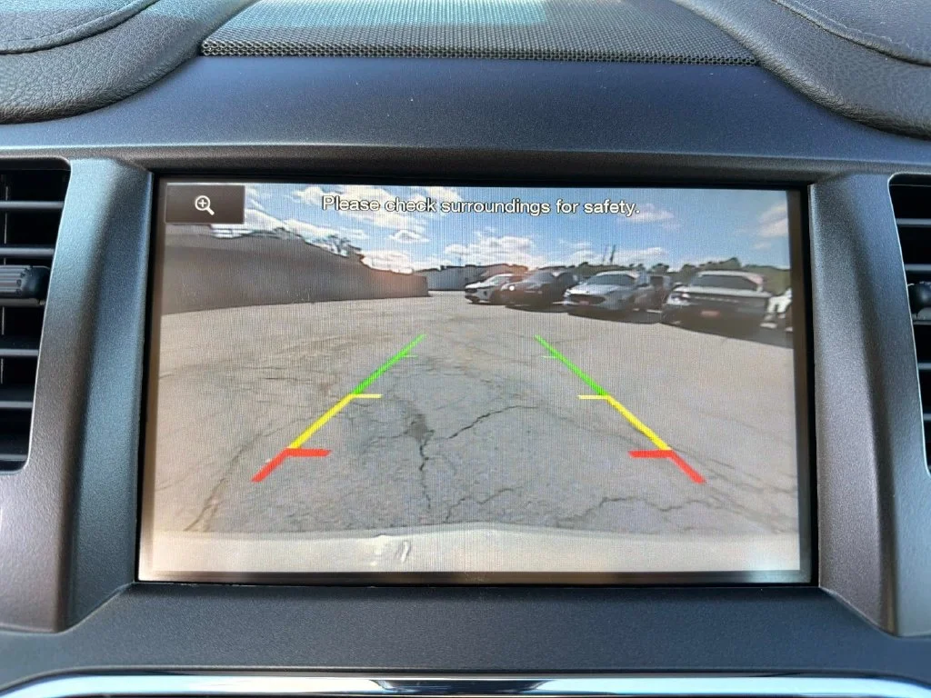Used 2015 Silver Lincoln Base image 25