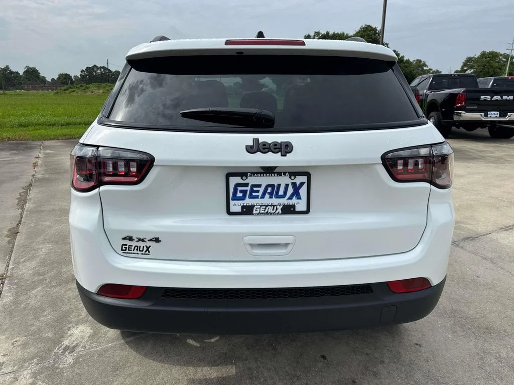 New 2026 White Jeep Latitude image 15