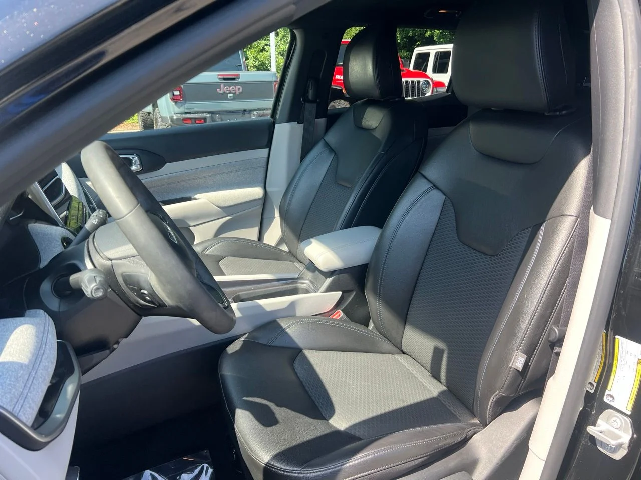 Used 2023 Black Jeep Latitude image 18