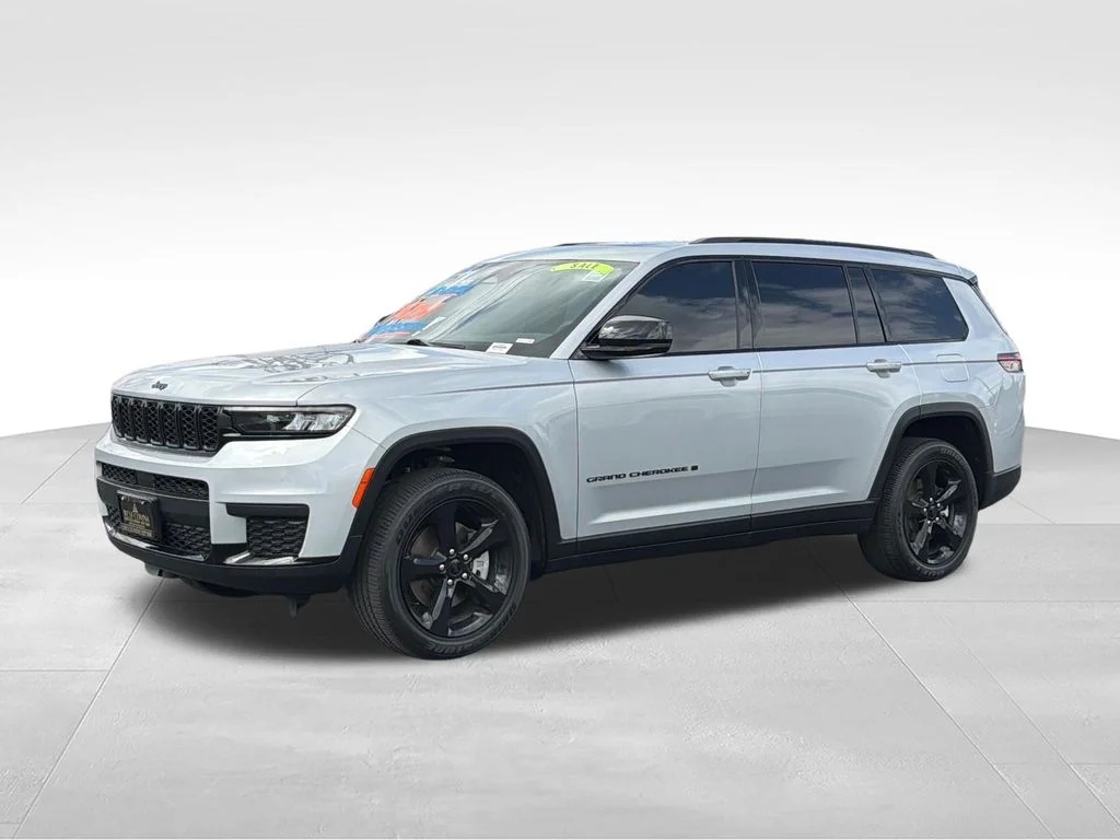 Used 2023 Silver Jeep Altitude image 3