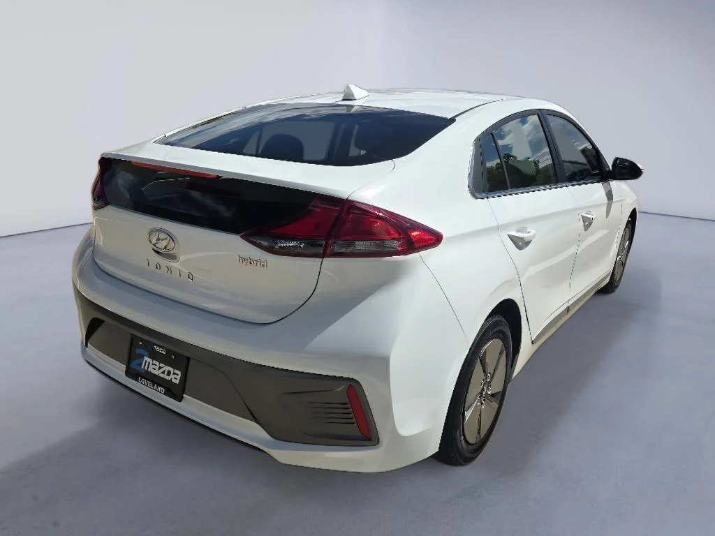 Used 2021 Ceramic White Hyundai SE image 5