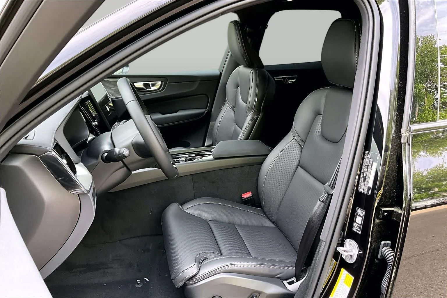 New 2026 ONYX BLACK Volvo Ultra Black Edition image 13