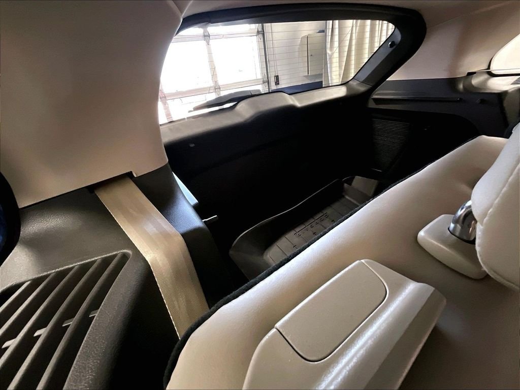 Used 2024 White Lincoln Premiere image 17