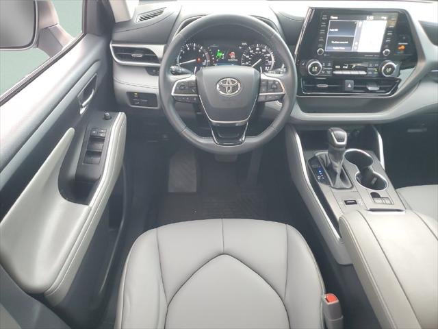 Certified Used 2020 CELESTIAL SILVER METALLIC Toyota  image 12