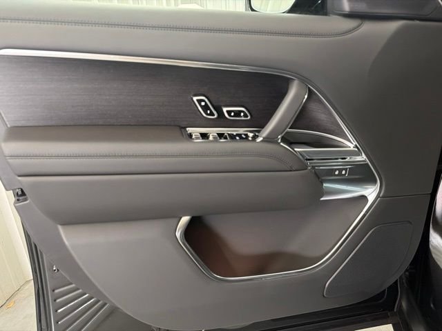 New 2026 Santorini Black Land Rover SE image 8