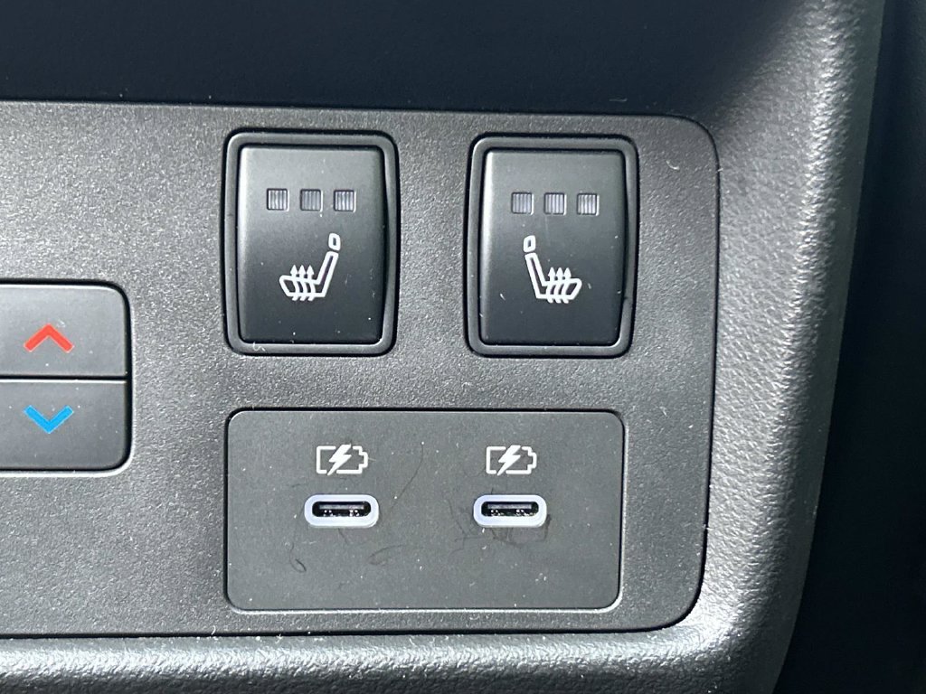 Used 2025 White Nissan Platinum image 18