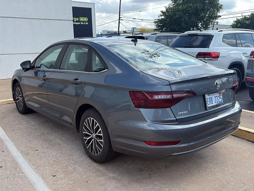Used 2021 Platinum Gray Metallic Volkswagen SE image 3