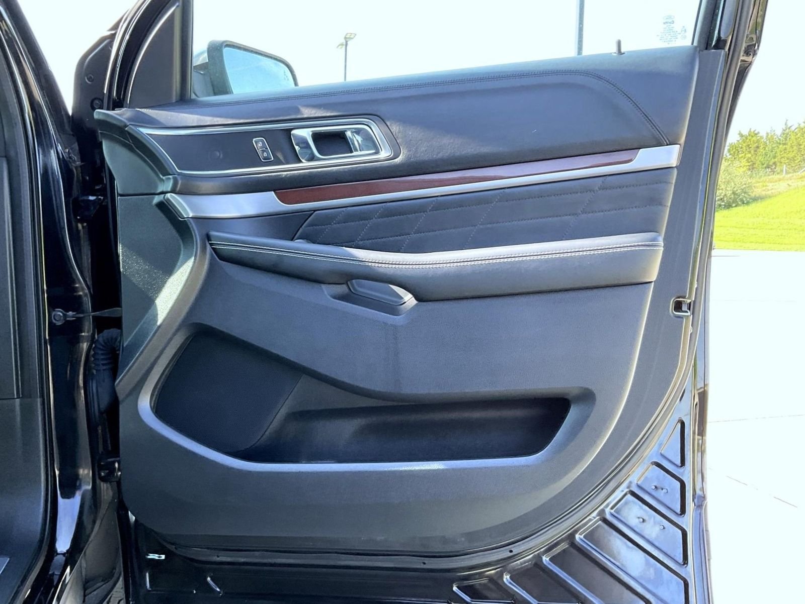 Used 2018 Black Ford Platinum image 17