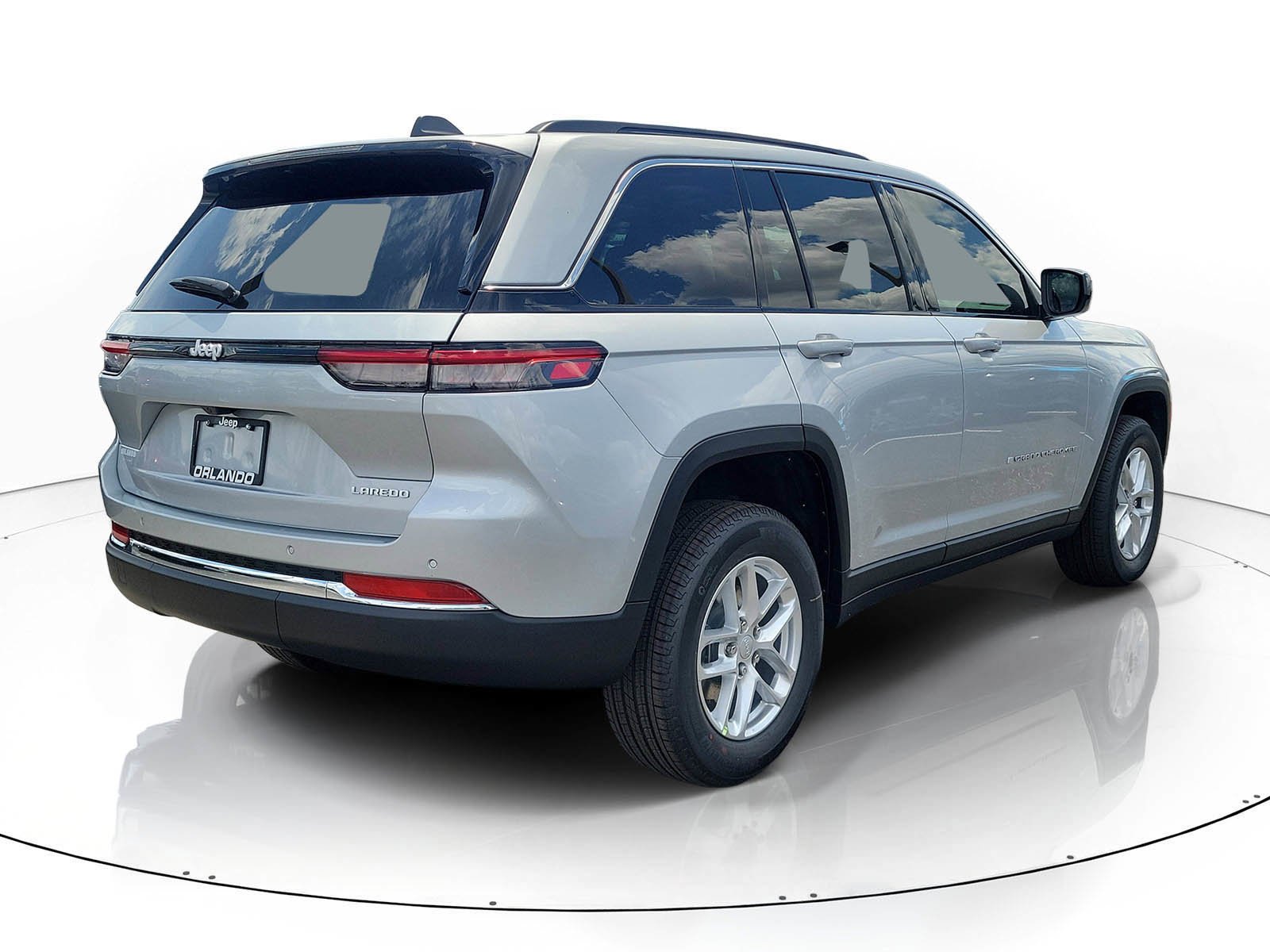 New 2026 Silver Zynith Exterior Paint Jeep Laredo X image 3