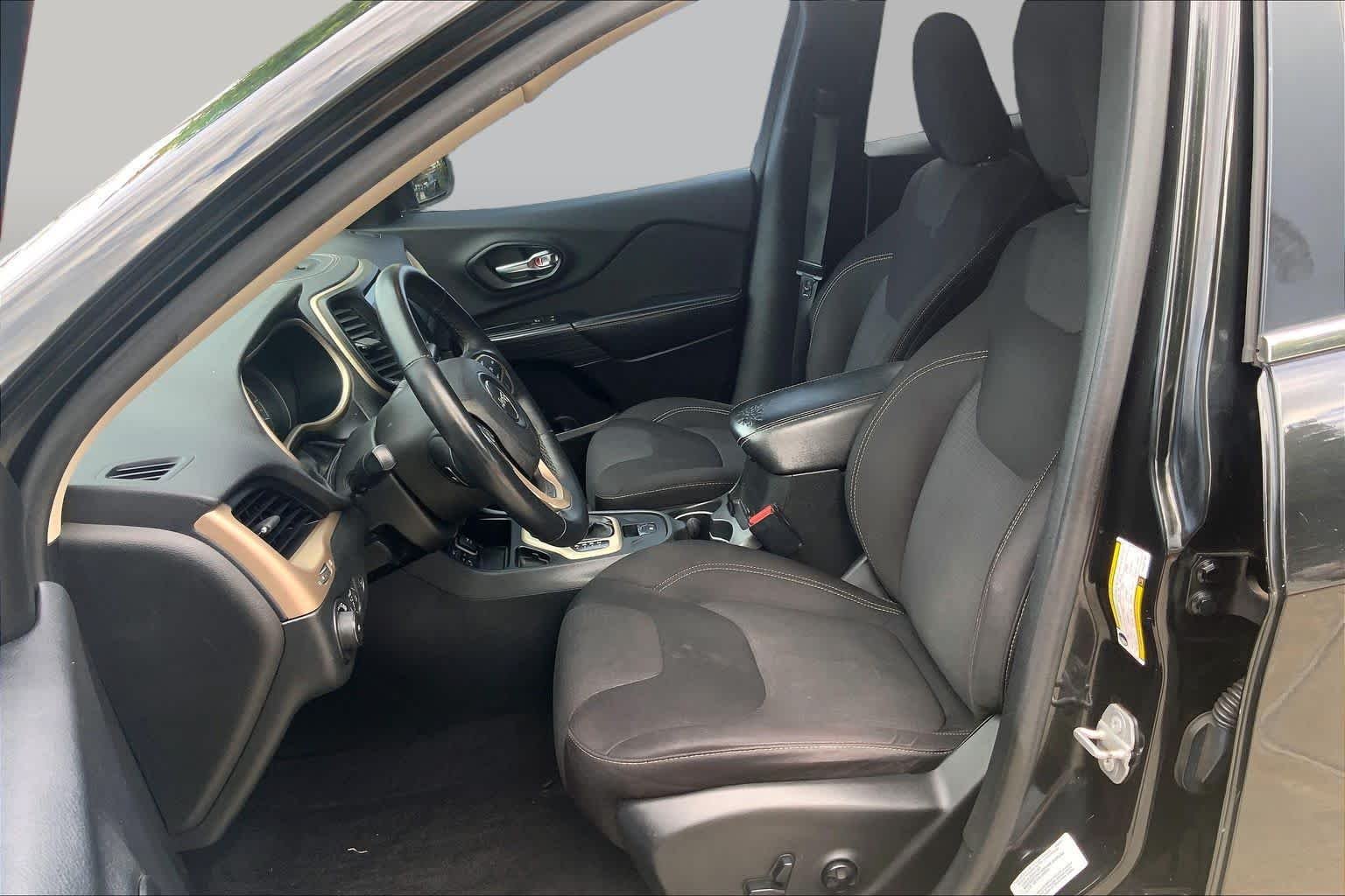 Used 2015 Brilliant Black Crystal Pearlcoat Jeep Latitude image 8