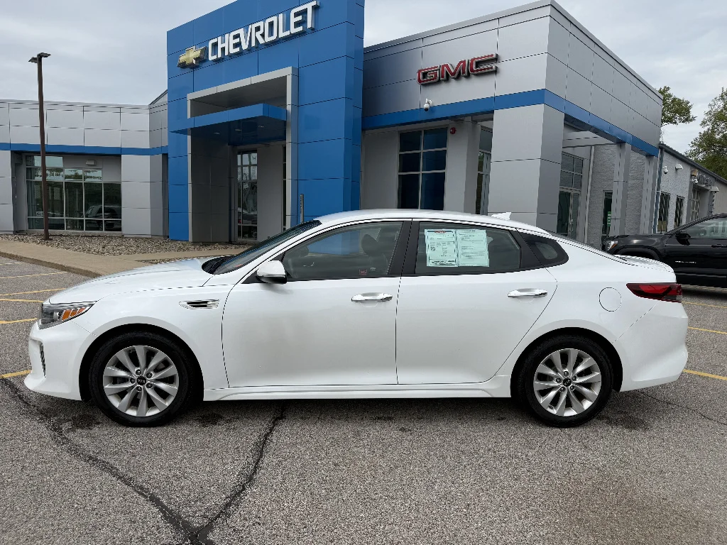 Used 2018 Snow White Pearl Kia LX image 3