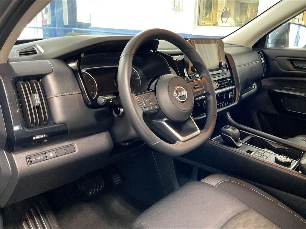 Used 2023 Gray Nissan SV image 8