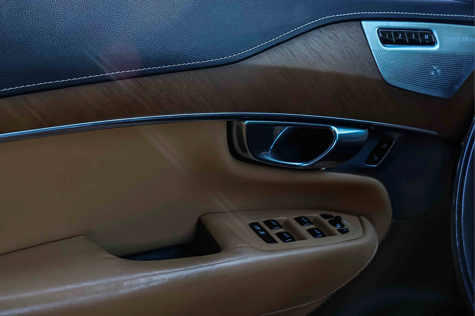 Used 2018  Volvo Inscription image 14