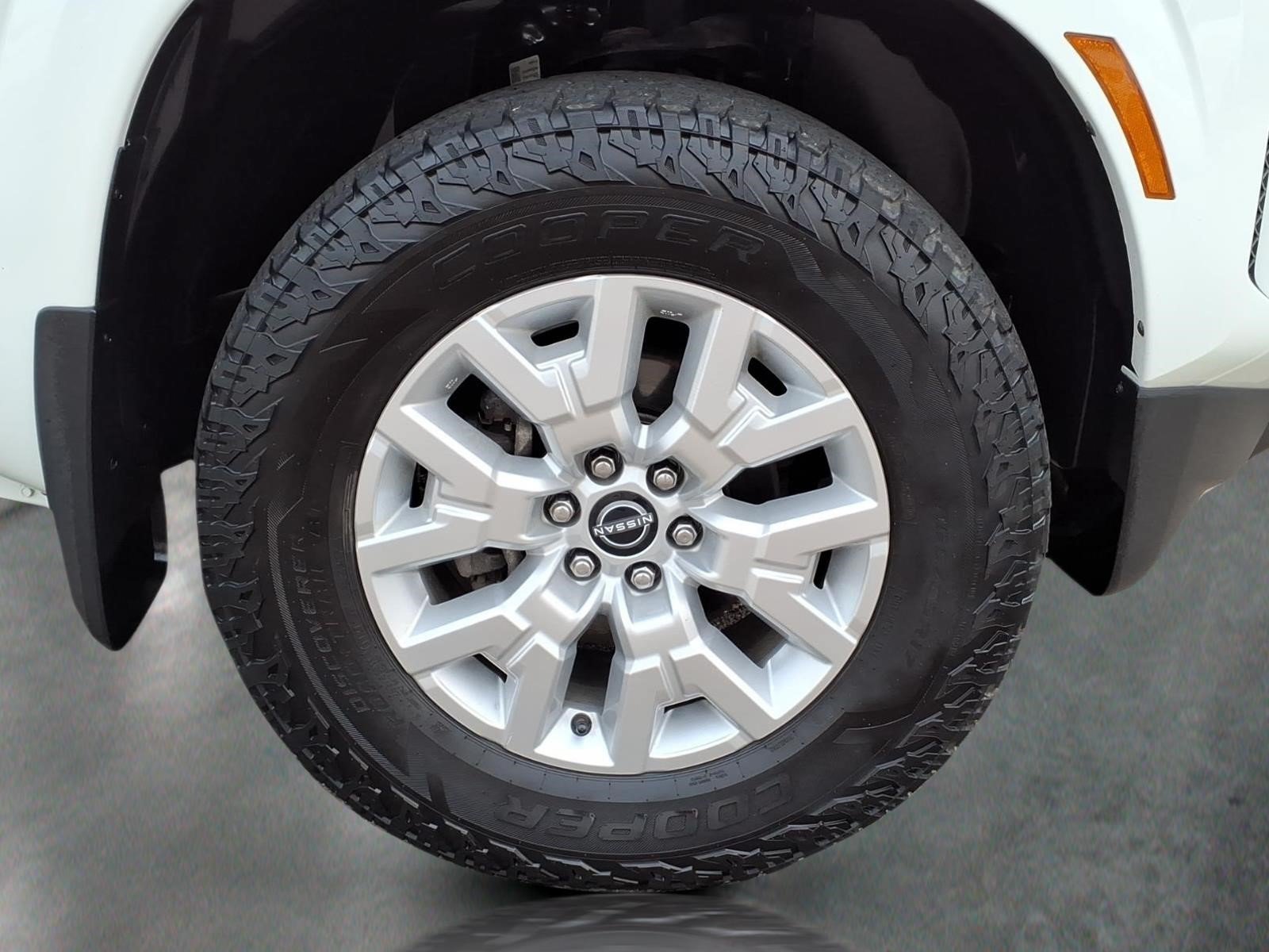 Used 2023 Glacier White Qak Nissan SV image 12