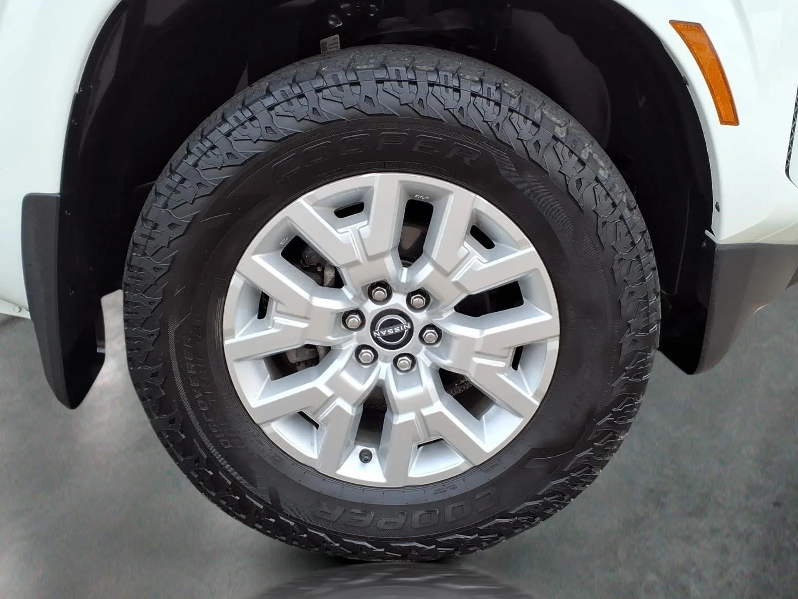 Used 2023 Glacier White Qak Nissan SV image 12