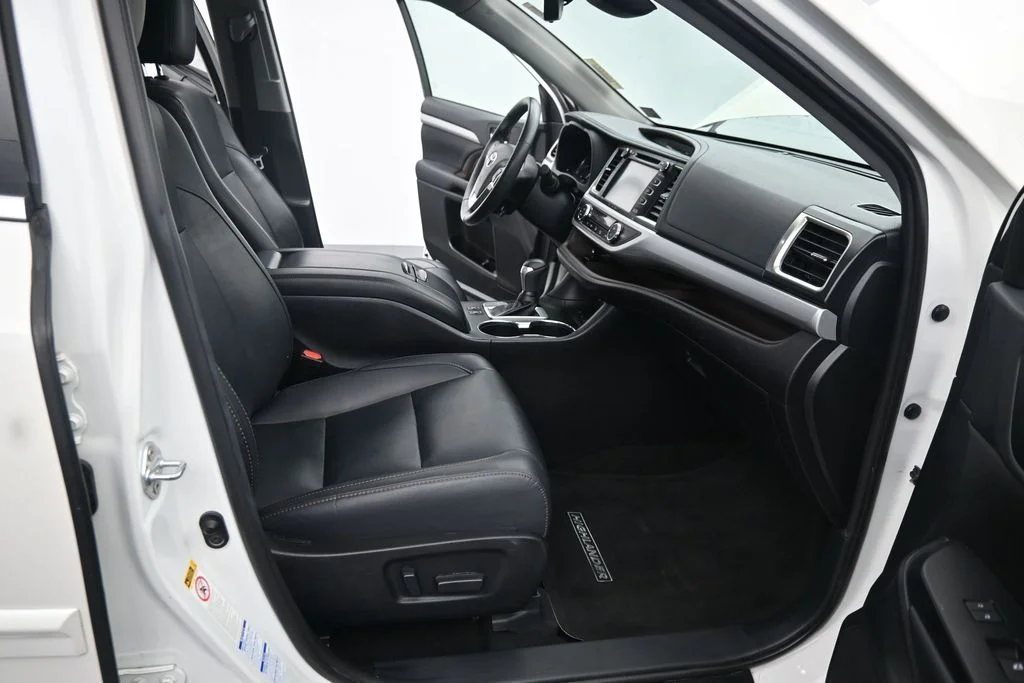 Used 2019 White Toyota XLE image 17