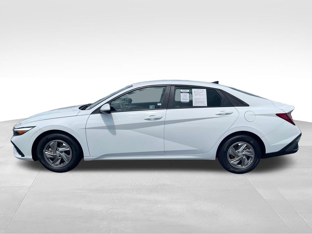 Used 2025 White Hyundai SE image 2