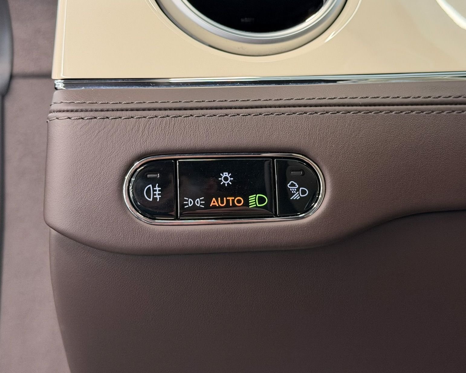 Used 2023 Brown Bentley V8 image 20