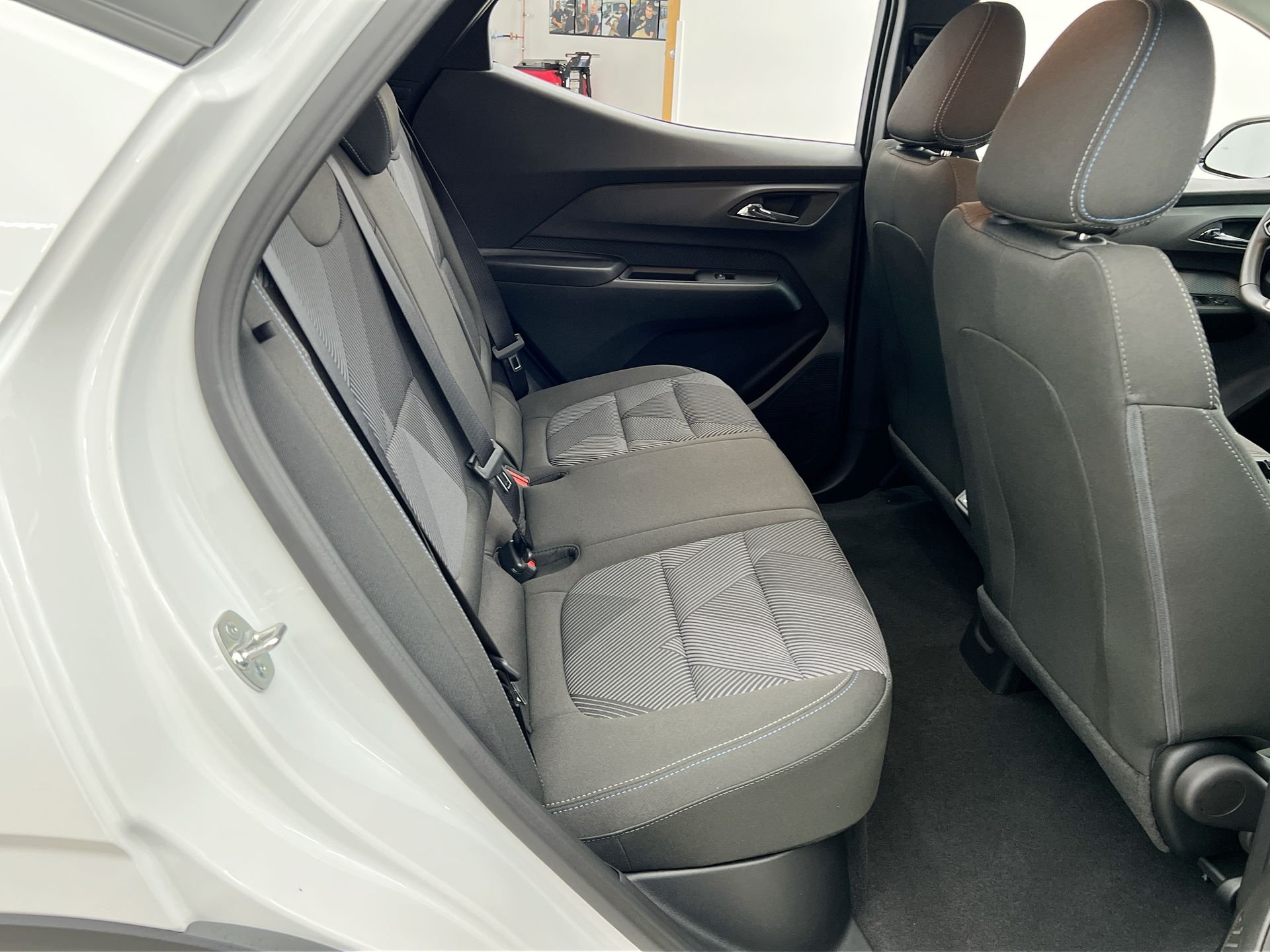 New 2027 Summit White Chevrolet LT image 80