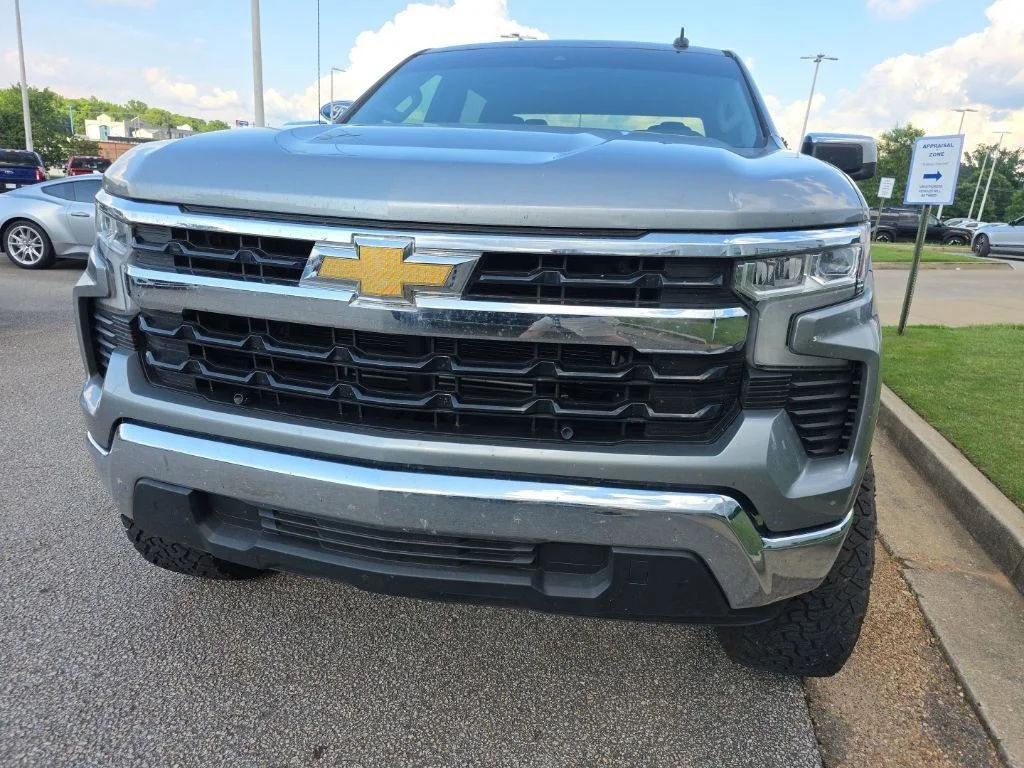 Used 2023 Sterling Gray Metallic Chevrolet LT image 4