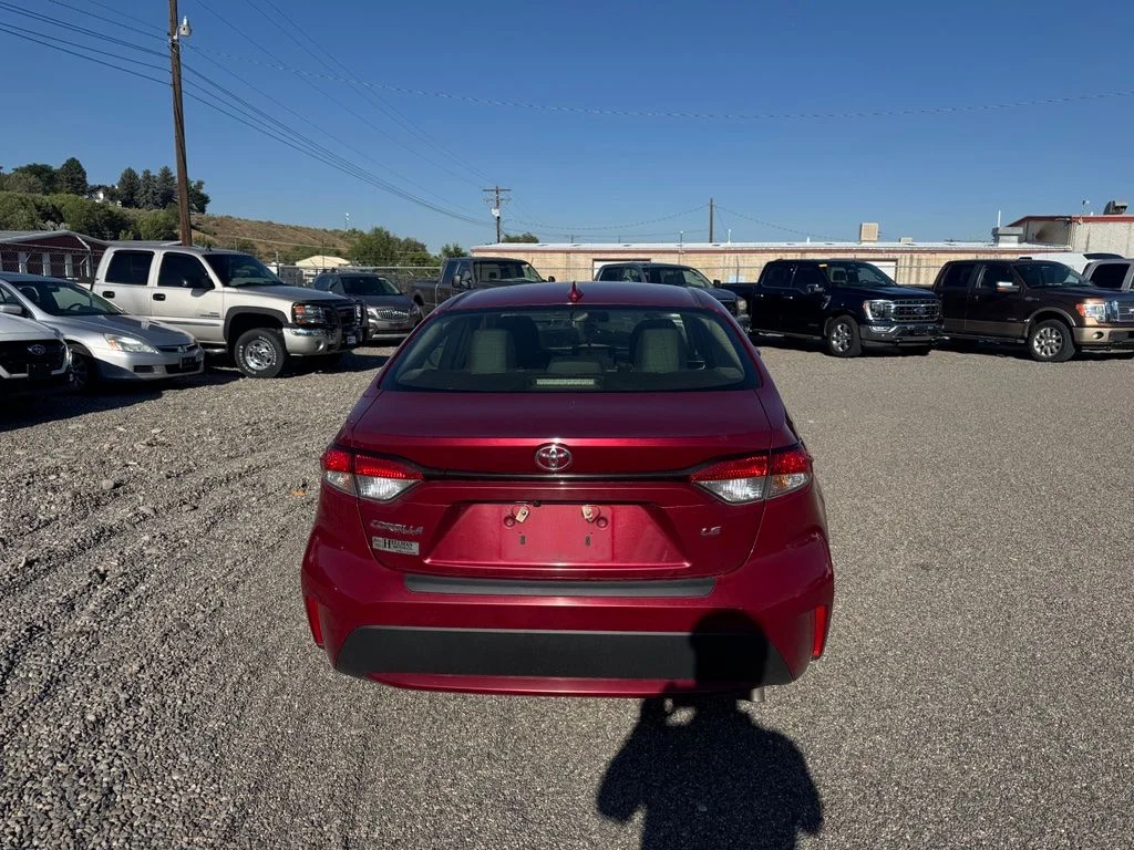 Used 2022 Pearl Toyota LE image 6