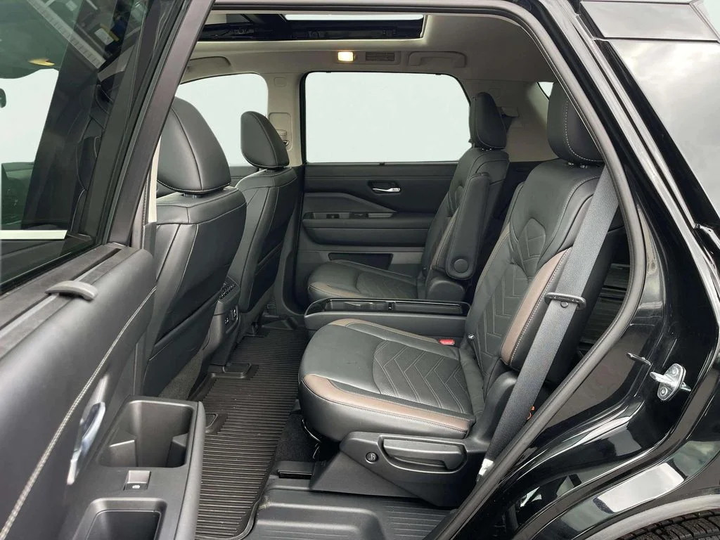 Used 2022 Super Black Nissan Platinum image 27