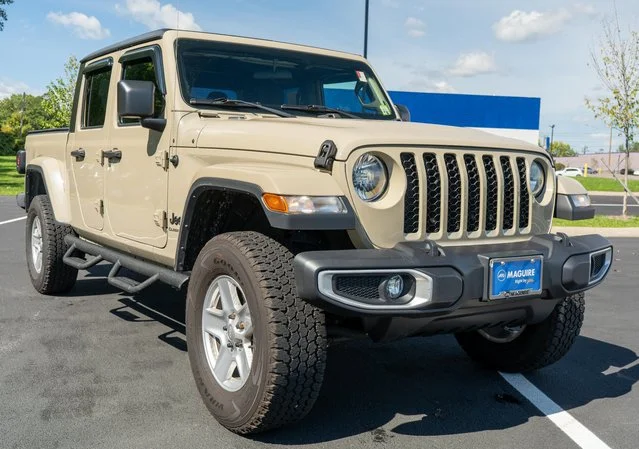 Used 2022 Beige Jeep Sport image 4