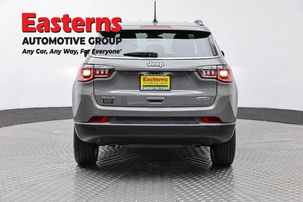 Used 2023 Gray Jeep Latitude Lux image 6