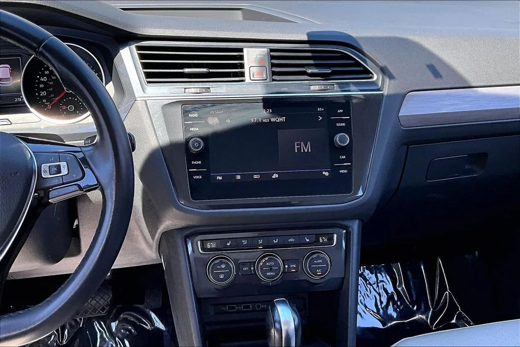 Used 2019 White Volkswagen 2.0T SE image 9