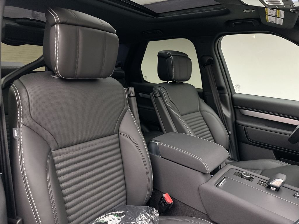 New 2026 Santorini Black Metallic Land Rover Dynamic SE image 6