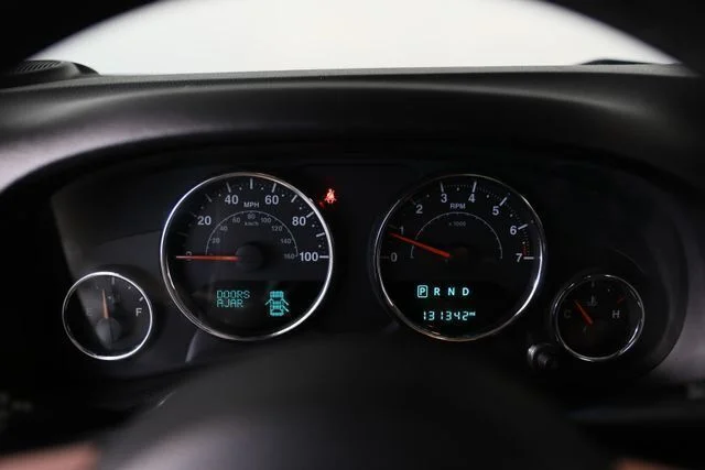 Used 2017 Silver Jeep  image 7