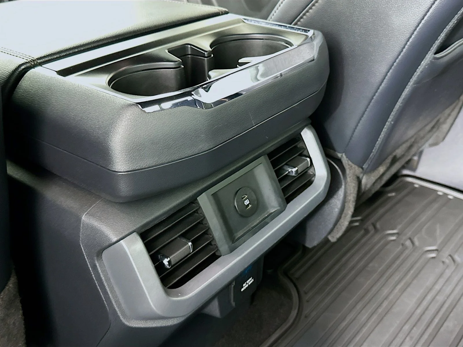 Used 2025 Oxford White Ford Lariat image 26