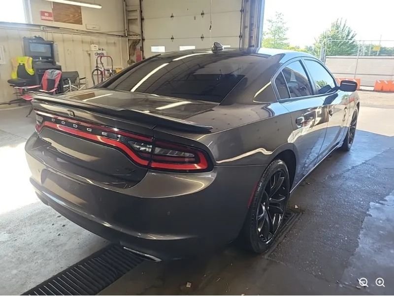 Used 2016 Granite Pearlcoat Dodge R/T image 3