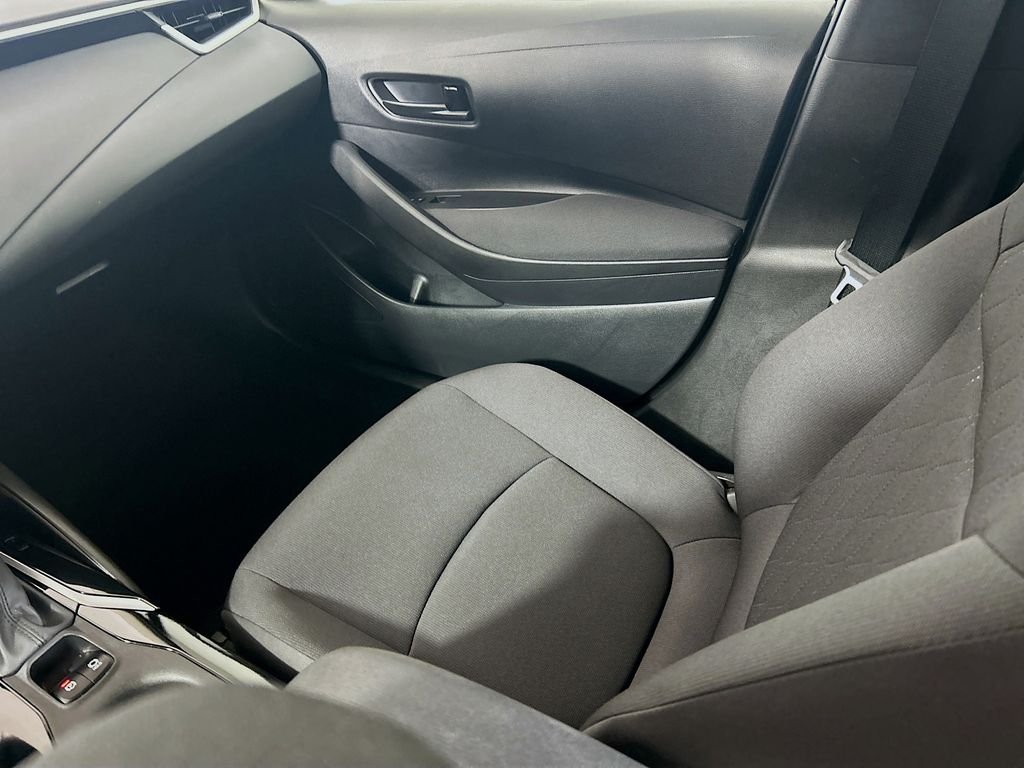 Used 2022 White Toyota LE image 21