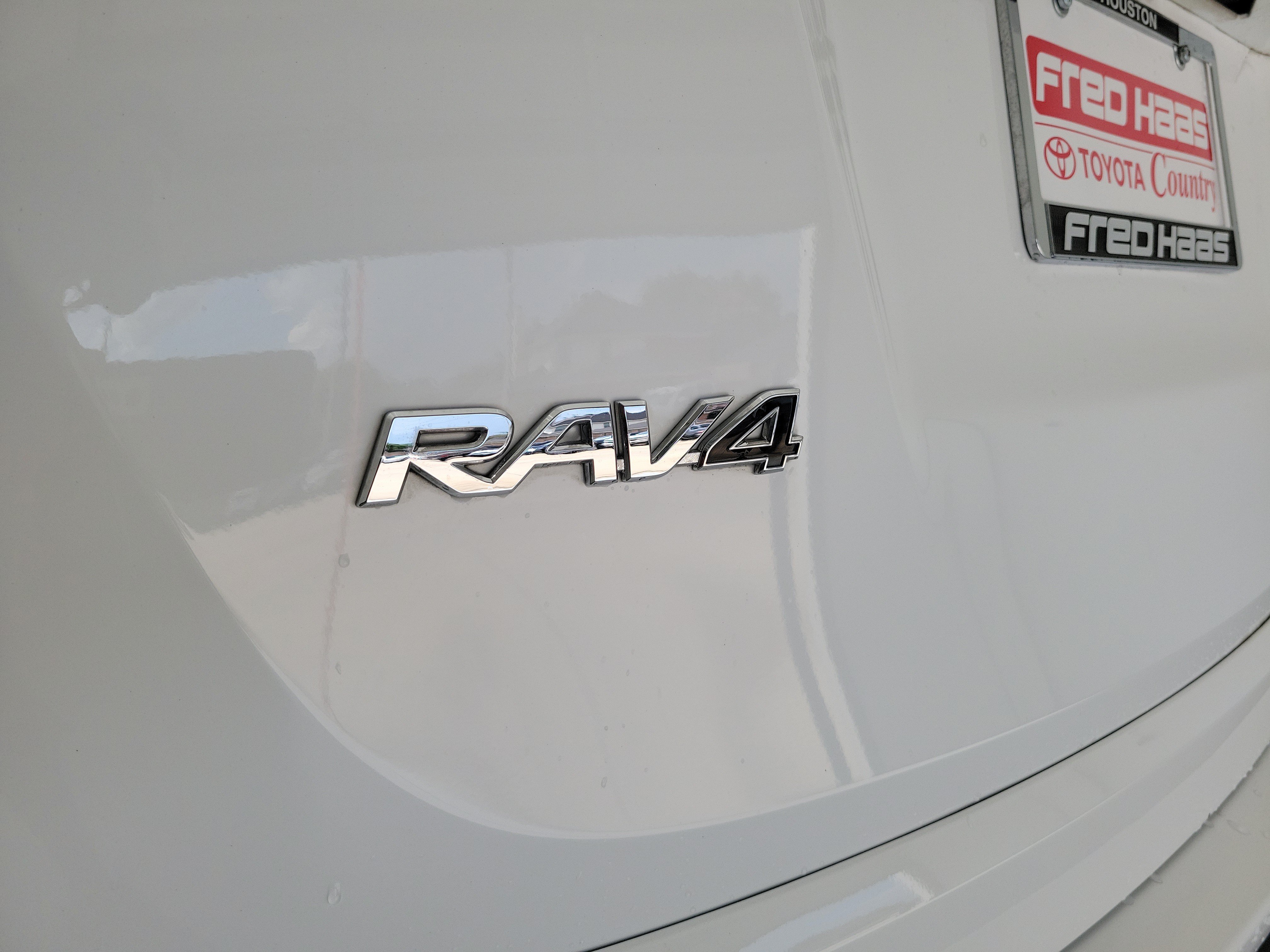 Used 2018 Super White Toyota LE image 9