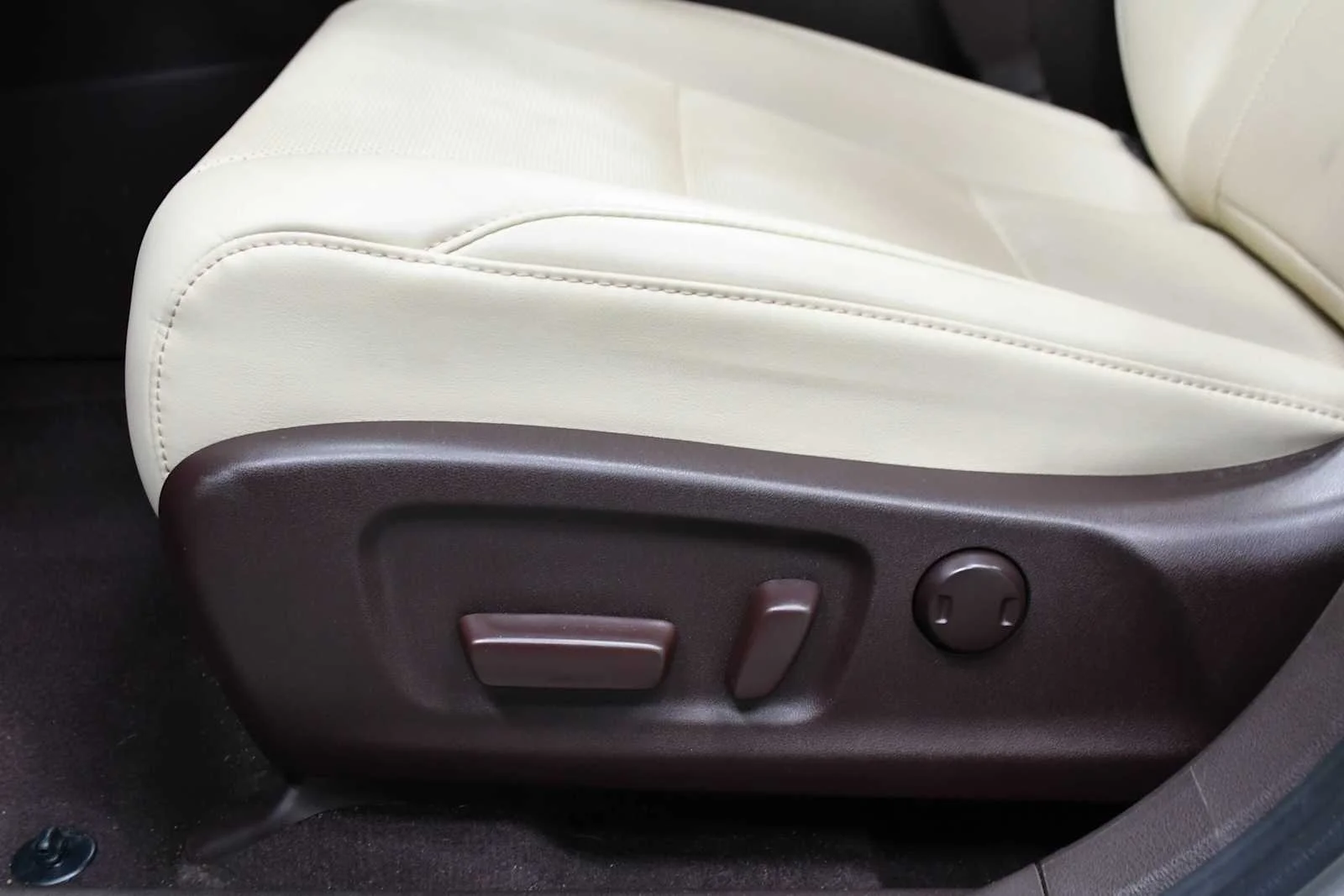 Certified Used 2020 ATOMIC SILVER Lexus  image 17