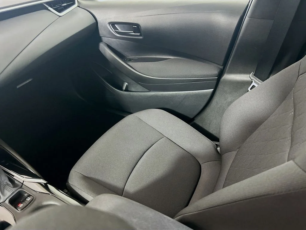 Used 2022 White Toyota LE image 21