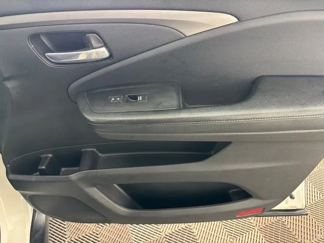 Used 2018 White Honda EX-L image 24