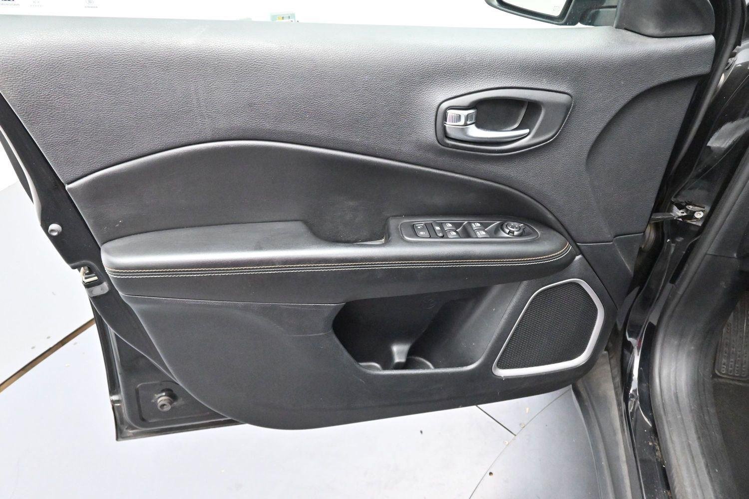 Used 2018 Diamond Black Crystal Pearlcoat Jeep Latitude image 10
