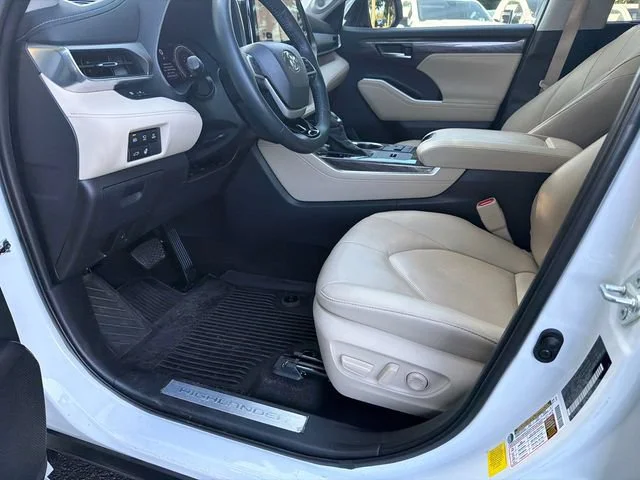 Used 2024 Off-white Toyota Limited image 9