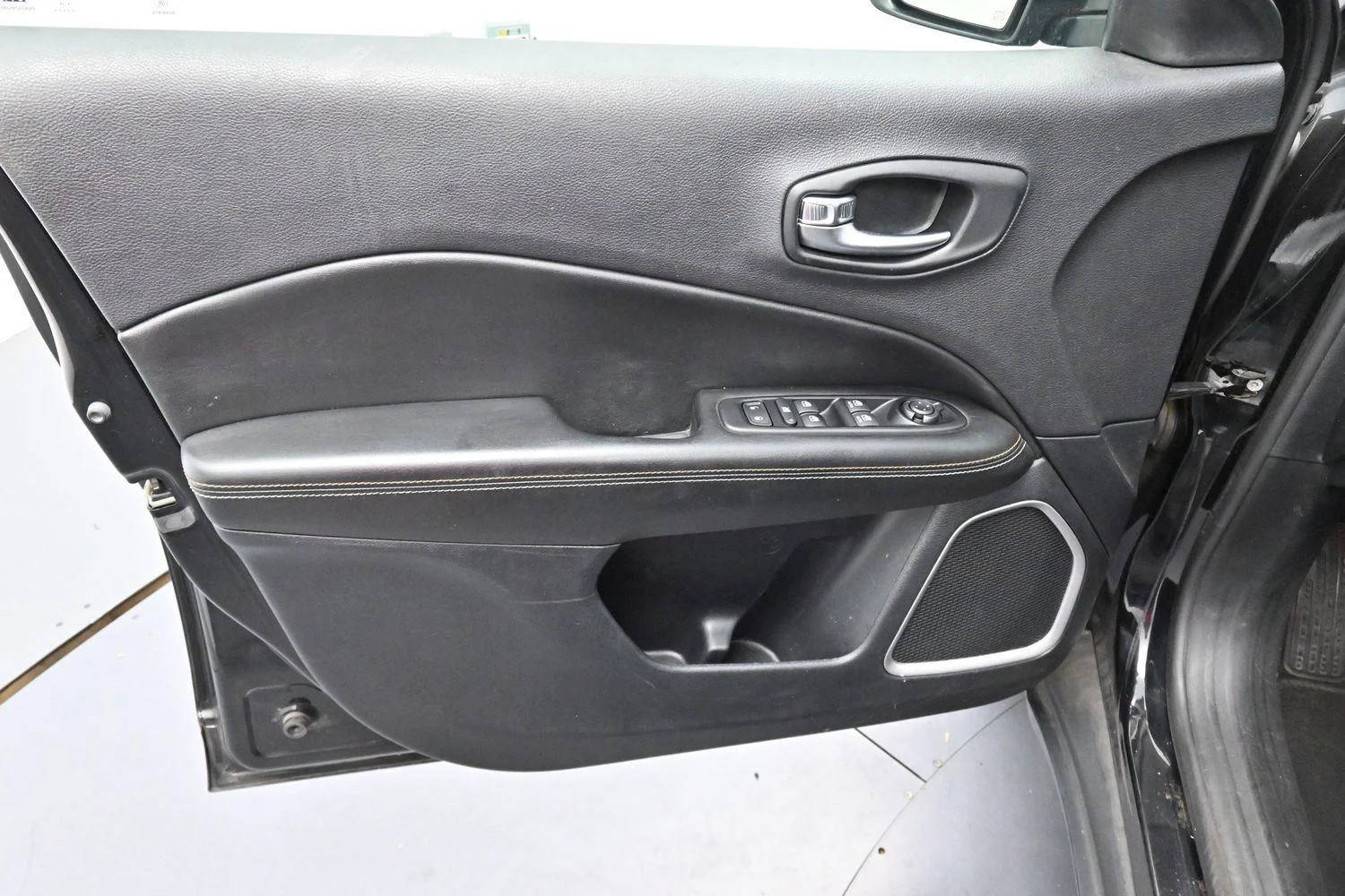 Used 2018 Diamond Black Crystal Pearlcoat Jeep Latitude image 10