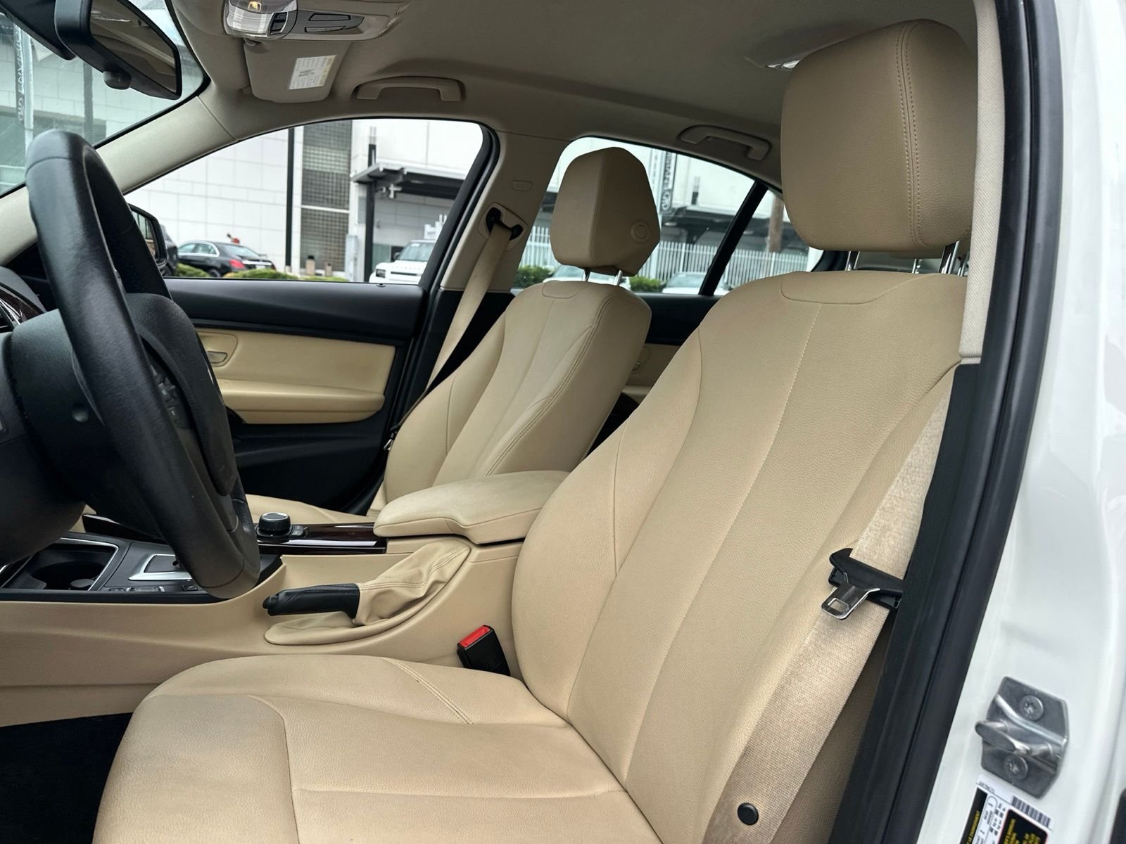 Used 2018 Alpine White BMW 320i image 10
