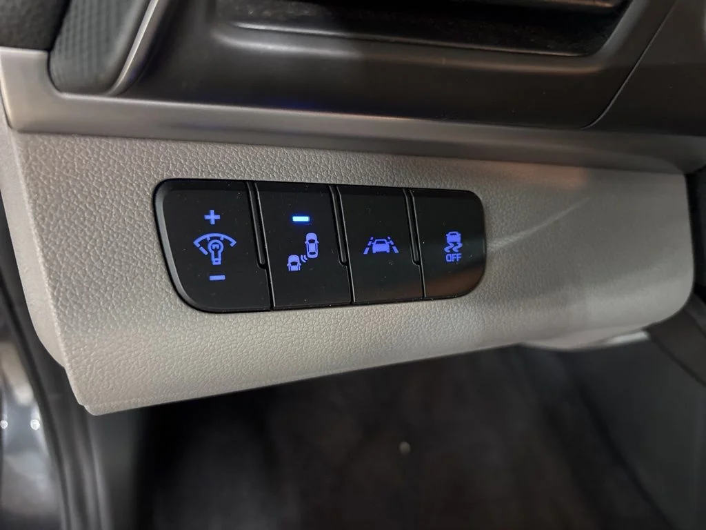 Used 2020 Gray Hyundai Value Edition image 12