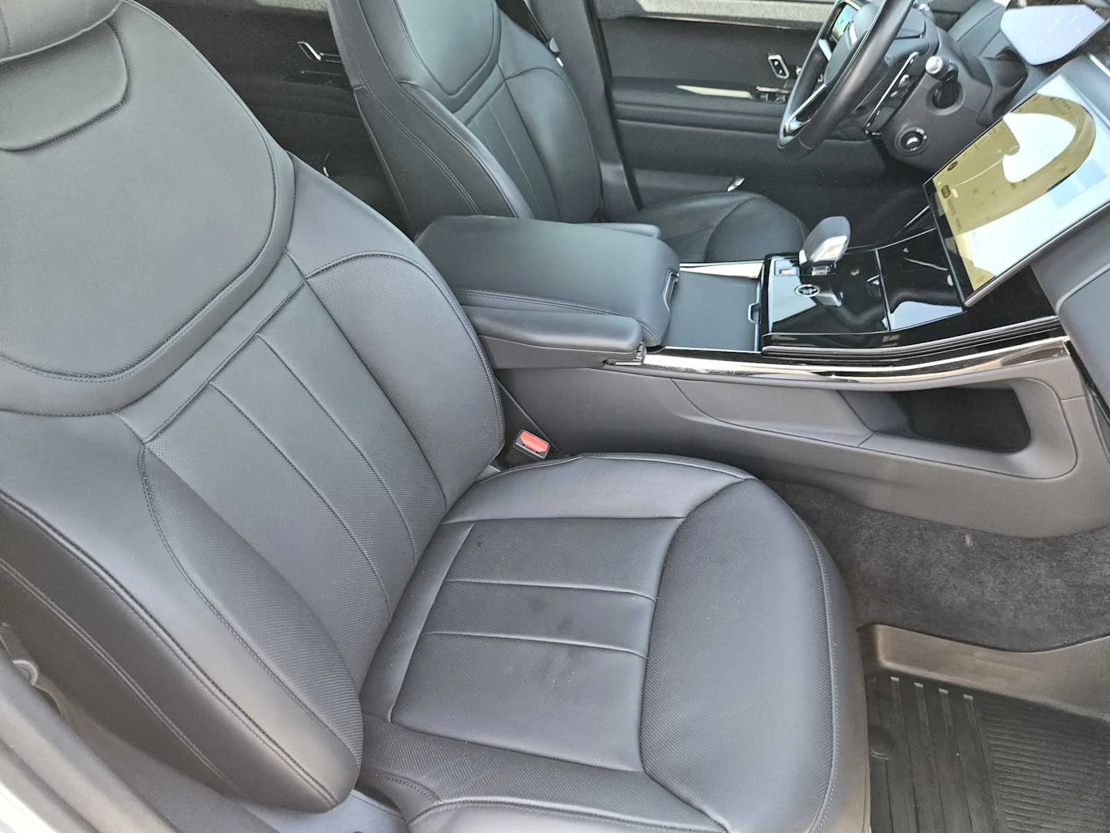 Certified Used 2024 Fuji White Land Rover Dynamic SE image 11