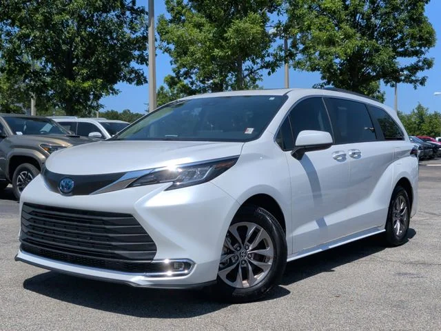 2023 Toyota Sienna XLE 8-Passenger Hybrid FWD's photo