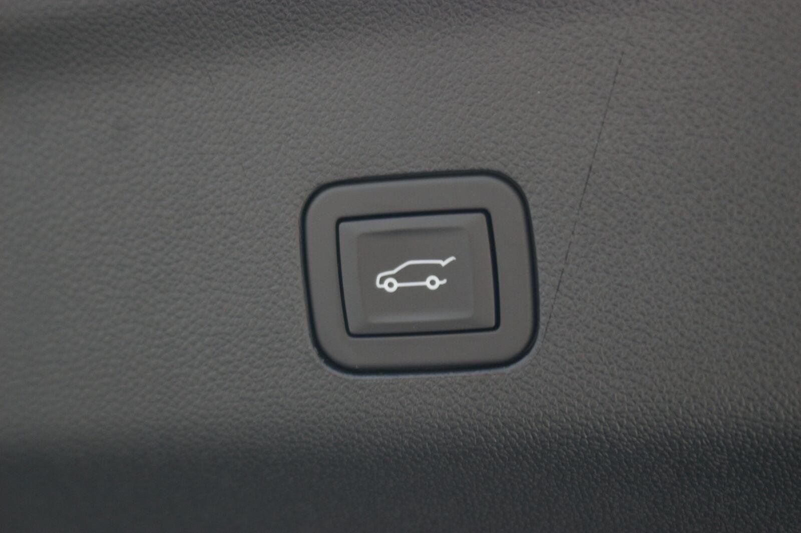 Used 2025 Black Chevrolet Premier image 13