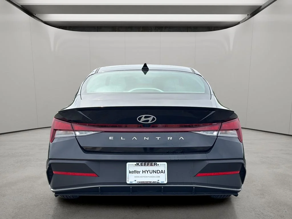 Certified Used 2025 Abyss Black Hyundai SEL Sport image 4
